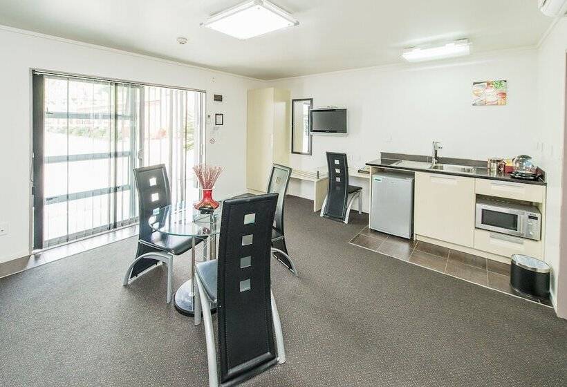 151 On London Motel & Conference Centre