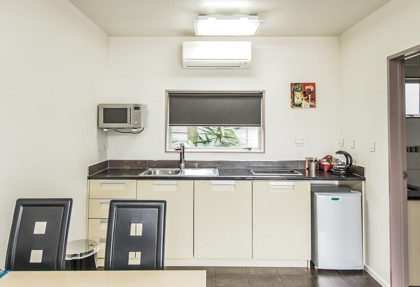 151 On London Motel & Conference Centre