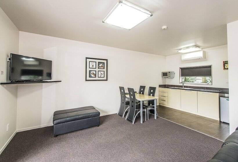 151 On London Motel & Conference Centre