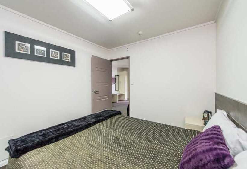 151 On London Motel & Conference Centre