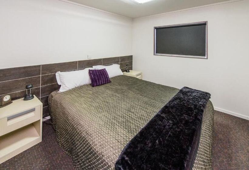 151 On London Motel & Conference Centre