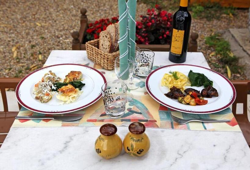 Logis Hotel Restaurant Auberge Du Peras