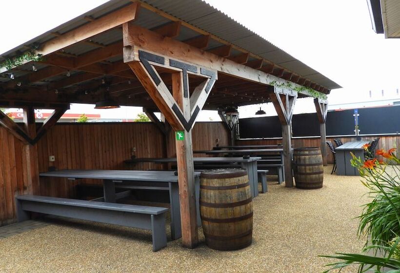 בית מלון כפרי Curran Court