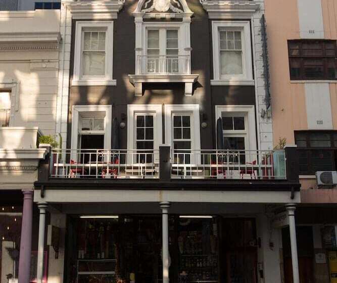 هتل Daddy Long Legs Art