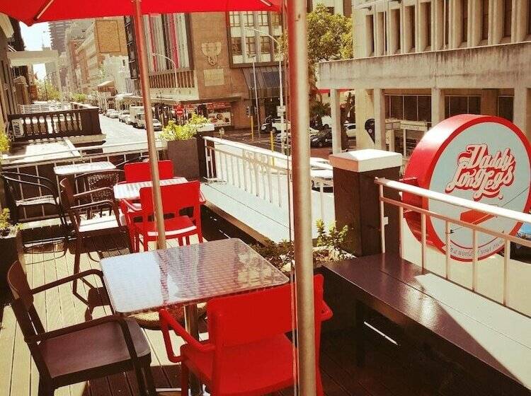 هتل Daddy Long Legs Art