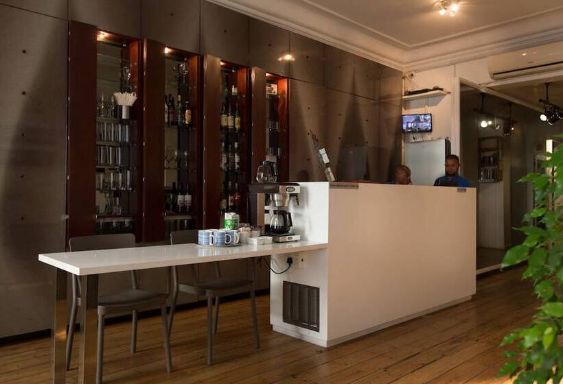 هتل Daddy Long Legs Art