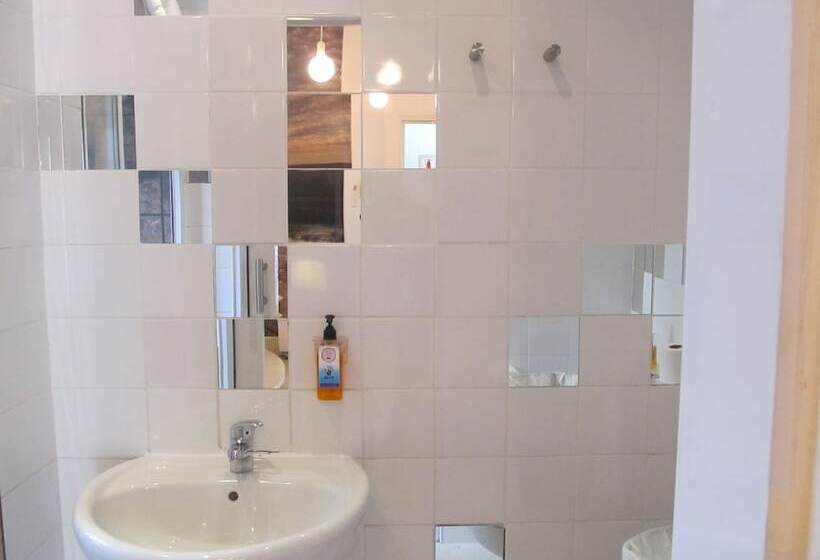 هتل Daddy Long Legs Art