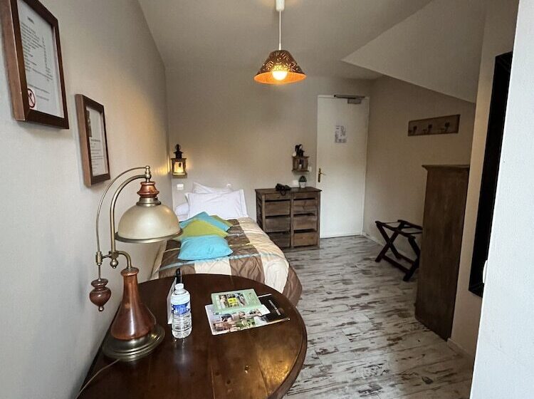 호텔 Logis Hôtel De La Chapelle