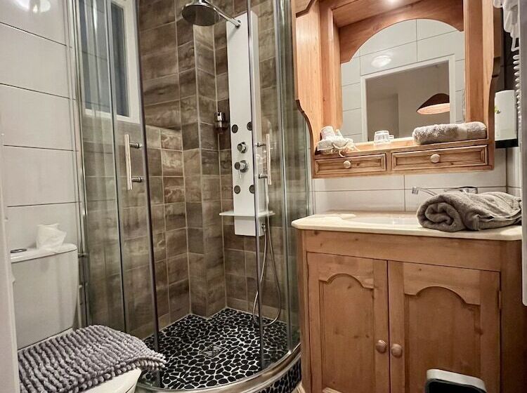 호텔 Logis Hôtel De La Chapelle