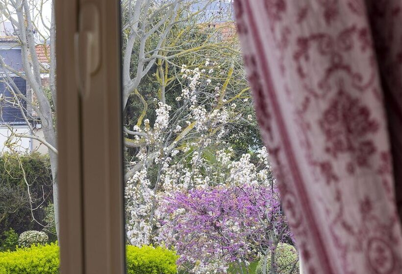 ホテル De Lion Sur Mer