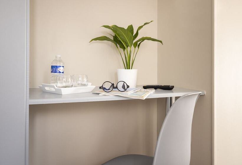 ホテル De Lion Sur Mer