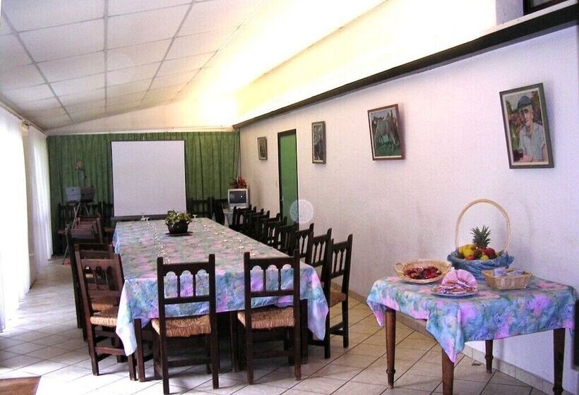 ホテル Hôtel Restaurant La Crèche Et Sa Piscine Intérieure   Logis Hôtels