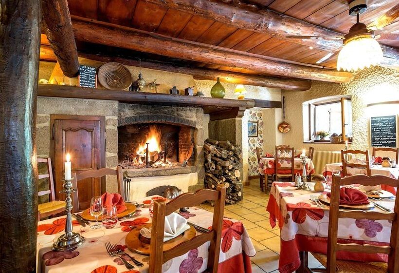 호텔 Hôtel Restaurant La Crèche Et Sa Piscine Intérieure   Logis Hôtels