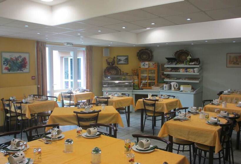 호텔 Hôtel Restaurant La Crèche Et Sa Piscine Intérieure   Logis Hôtels