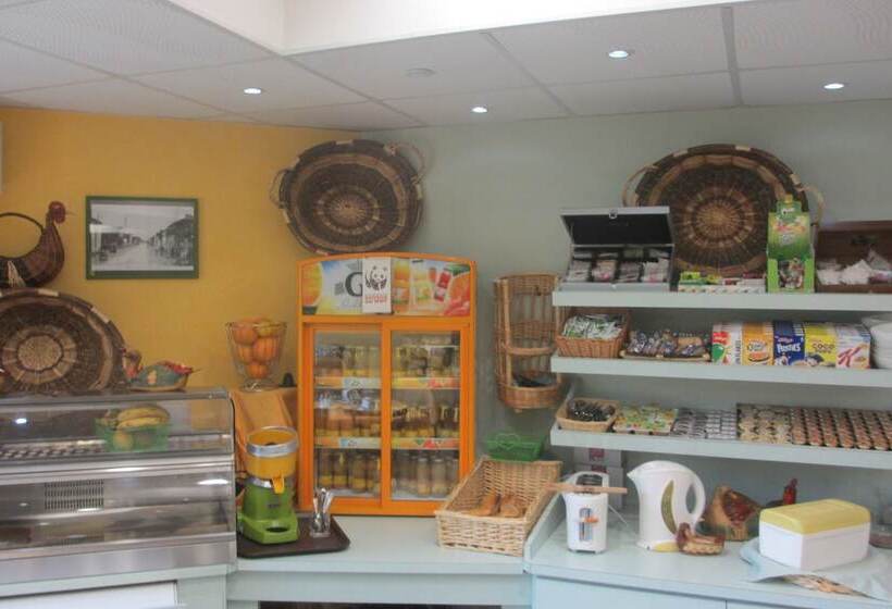 ホテル Hôtel Restaurant La Crèche Et Sa Piscine Intérieure   Logis Hôtels