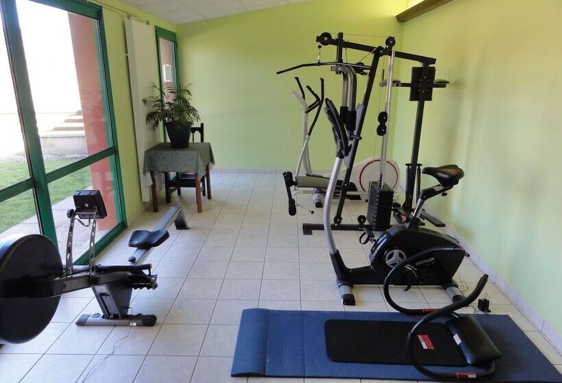 호텔 Hôtel Restaurant La Crèche Et Sa Piscine Intérieure   Logis Hôtels