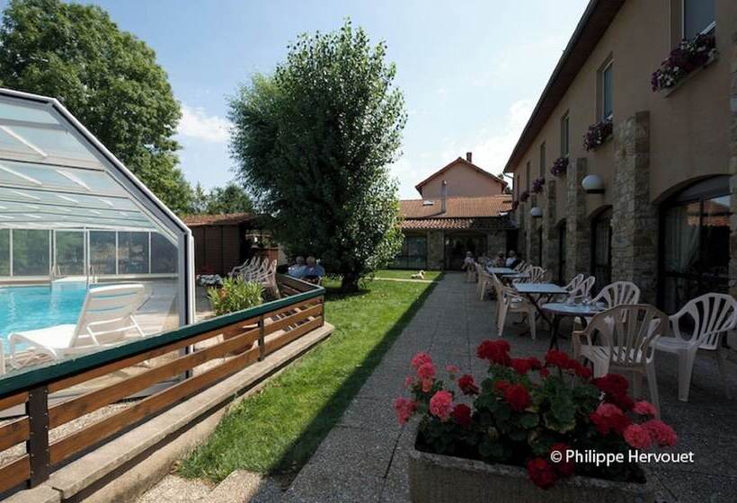 ホテル Hôtel Restaurant La Crèche Et Sa Piscine Intérieure   Logis Hôtels