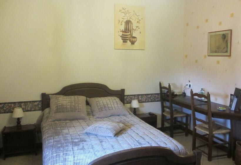 호텔 Hôtel Restaurant La Crèche Et Sa Piscine Intérieure   Logis Hôtels