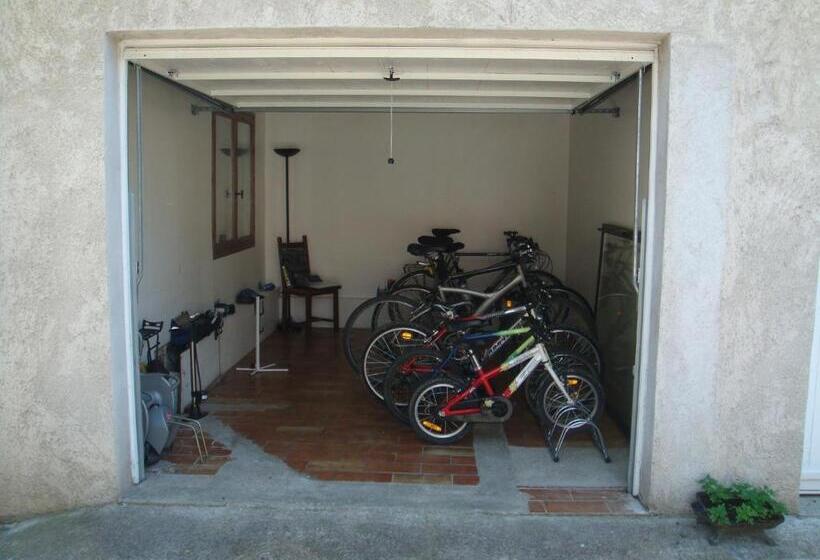 호텔 Hôtel Restaurant La Crèche Et Sa Piscine Intérieure   Logis Hôtels