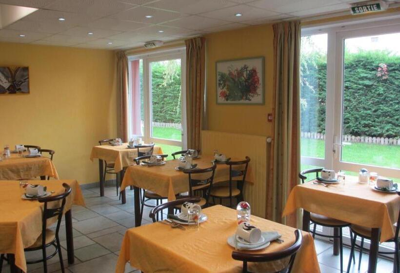 호텔 Hôtel Restaurant La Crèche Et Sa Piscine Intérieure   Logis Hôtels