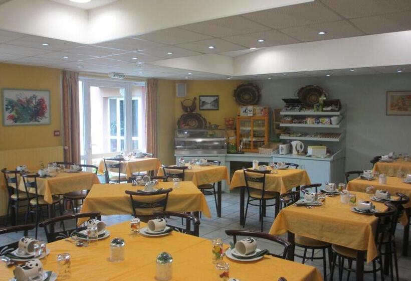 ホテル Hôtel Restaurant La Crèche Et Sa Piscine Intérieure   Logis Hôtels