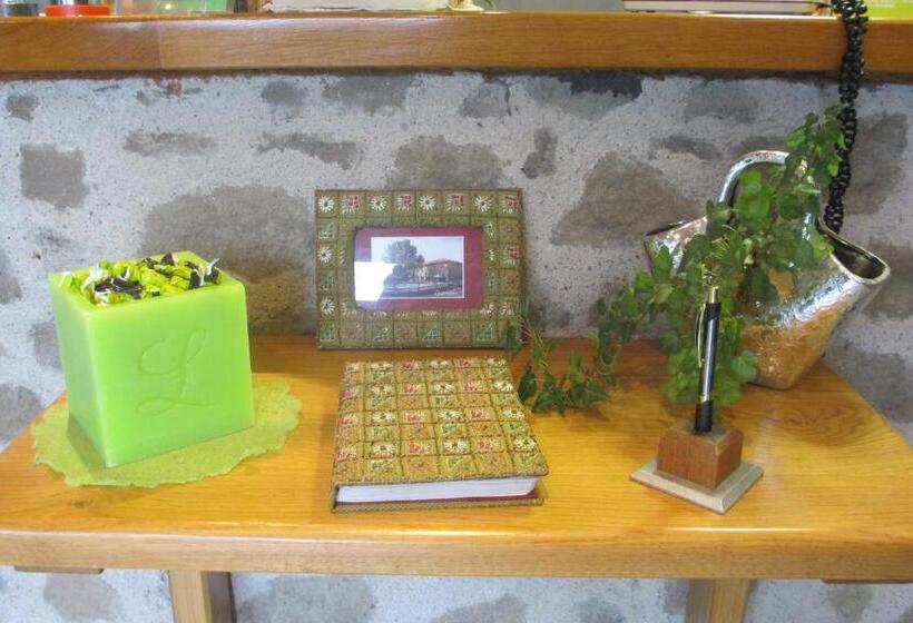 호텔 Hôtel Restaurant La Crèche Et Sa Piscine Intérieure   Logis Hôtels