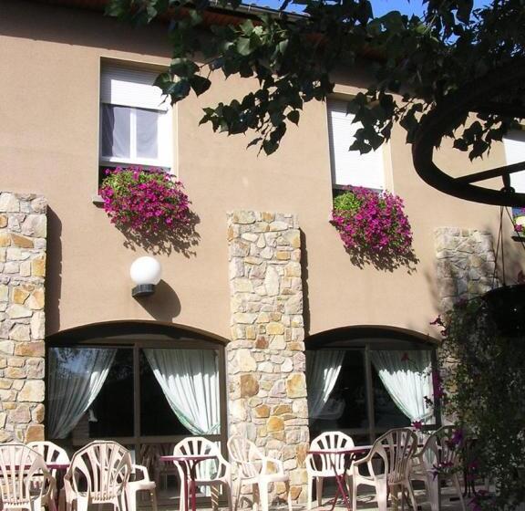 فندق Hôtel Restaurant La Crèche Et Sa Piscine Intérieure   Logis Hôtels