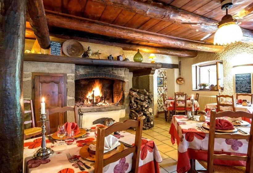 호텔 Hôtel Restaurant La Crèche Et Sa Piscine Intérieure   Logis Hôtels