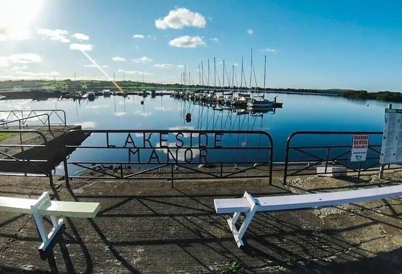 בית מלון כפרי Lakeside Manor