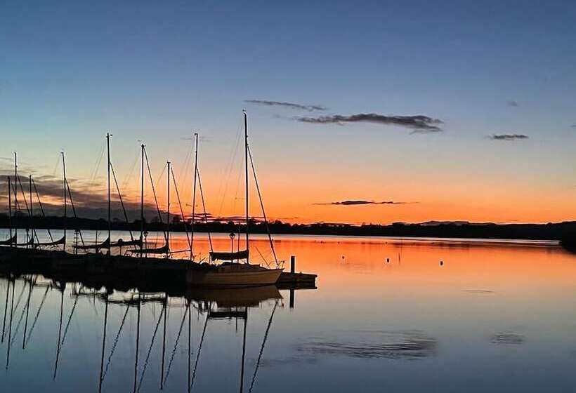 בית מלון כפרי Lakeside Manor