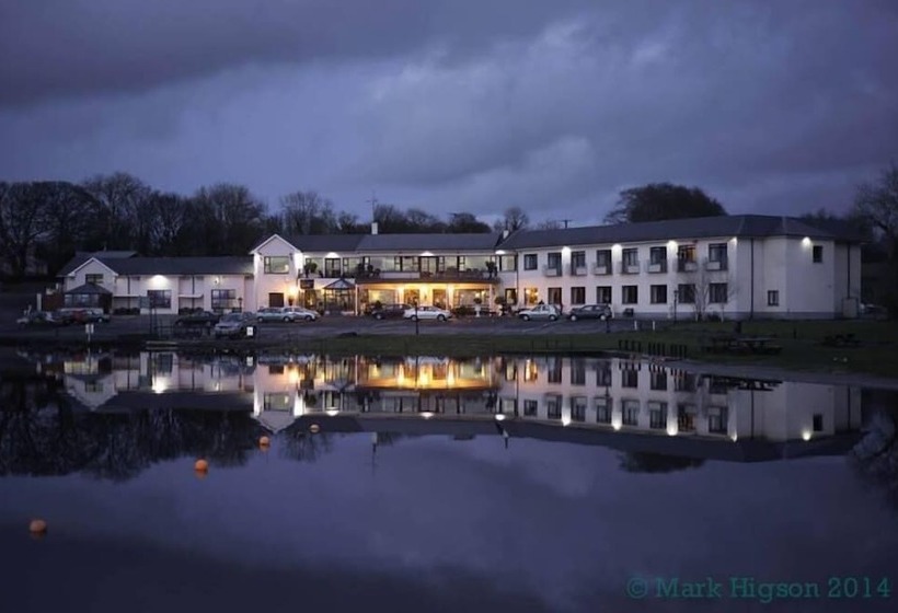 בית מלון כפרי Lakeside Manor