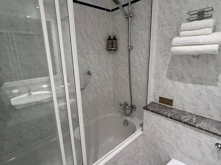 בית מלון כפרי Lakeside Manor