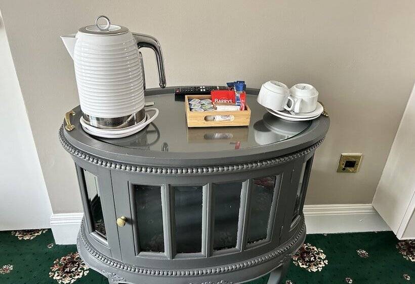 בית מלון כפרי Lakeside Manor