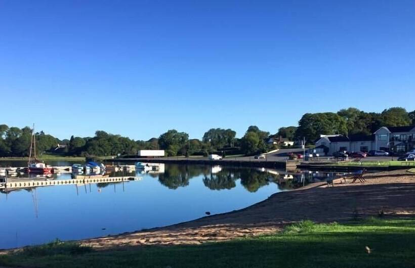 בית מלון כפרי Lakeside Manor