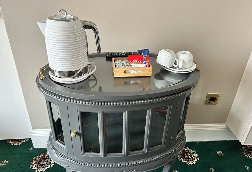 בית מלון כפרי Lakeside Manor