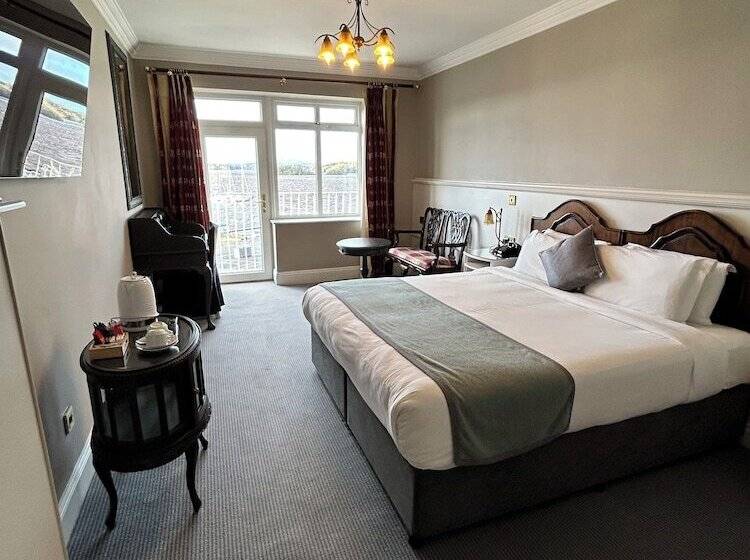 בית מלון כפרי Lakeside Manor