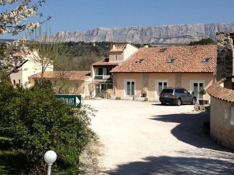 Отель Logis Hôtel & Spa Déjeunez Sous L Arbre