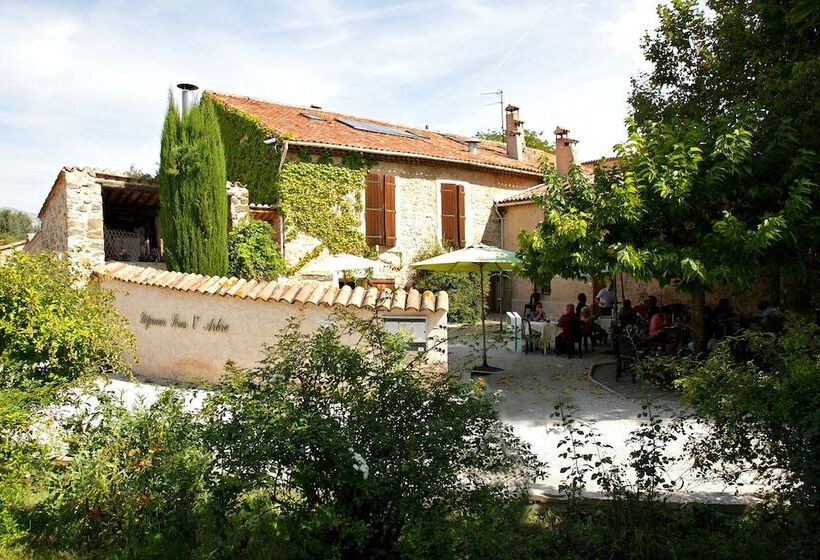 Отель Logis Hôtel & Spa Déjeunez Sous L Arbre