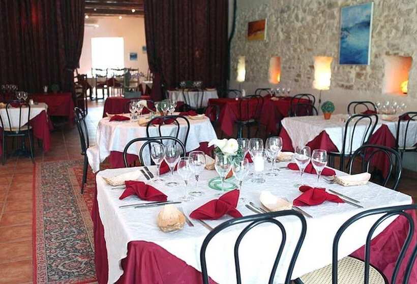Отель Logis Hôtel & Spa Déjeunez Sous L Arbre