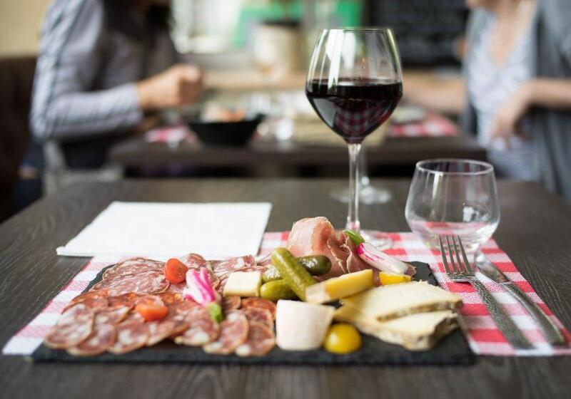 ホテル Logis Hôtel Restaurant De Provence