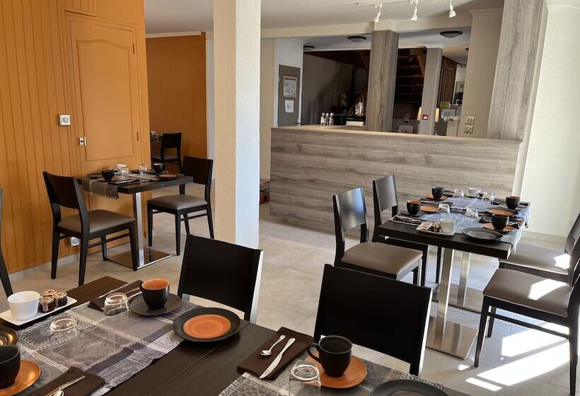 Logis Hotel Le Petit Casset