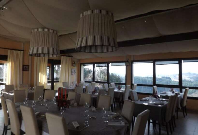 ホテル Logis Le Saint Cyr