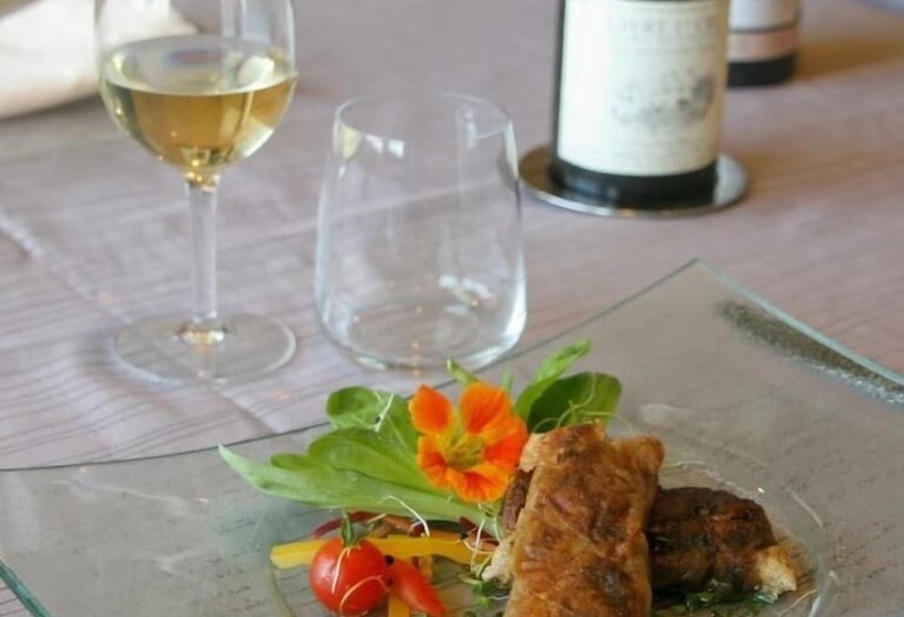 Отель Logis Le Saint Cyr