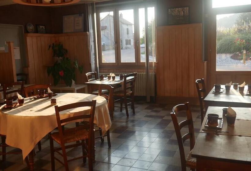 Отель Logis Le Saint Cyr