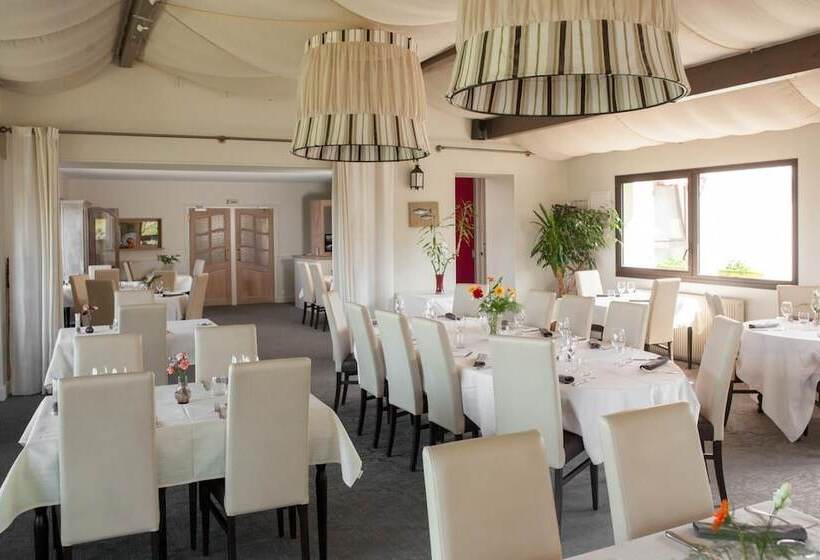 Отель Logis Le Saint Cyr