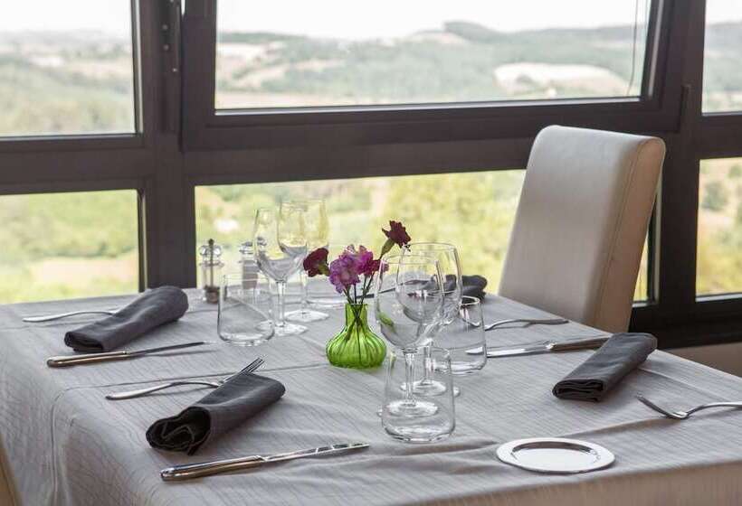 Отель Logis Le Saint Cyr