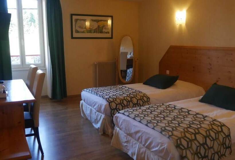 Отель Logis Le Saint Cyr