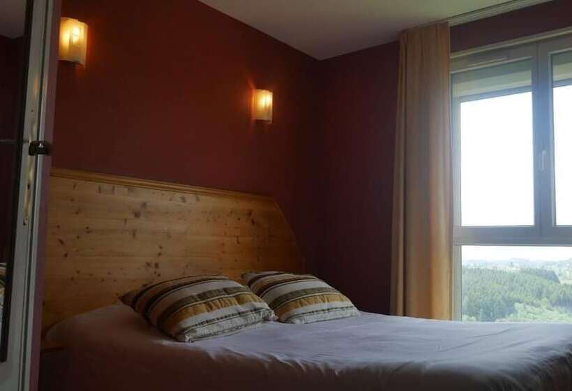 Отель Logis Le Saint Cyr