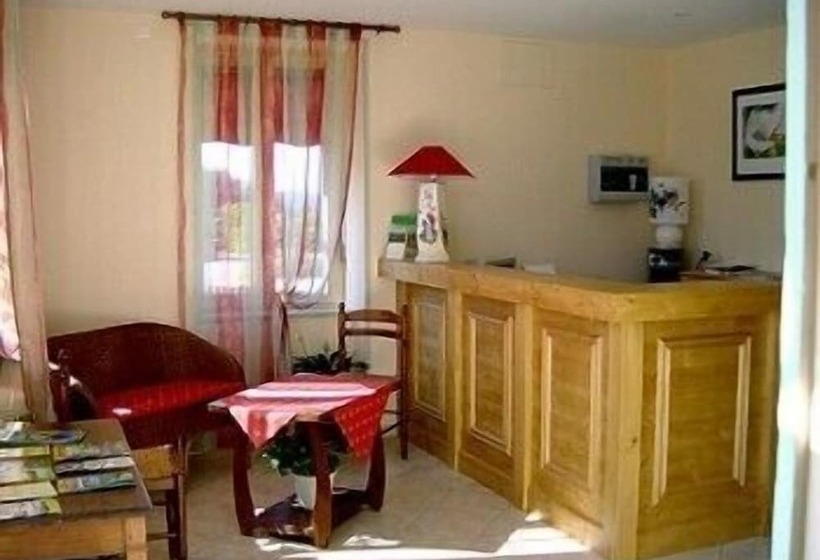 ホテル Logis Le Saint Cyr