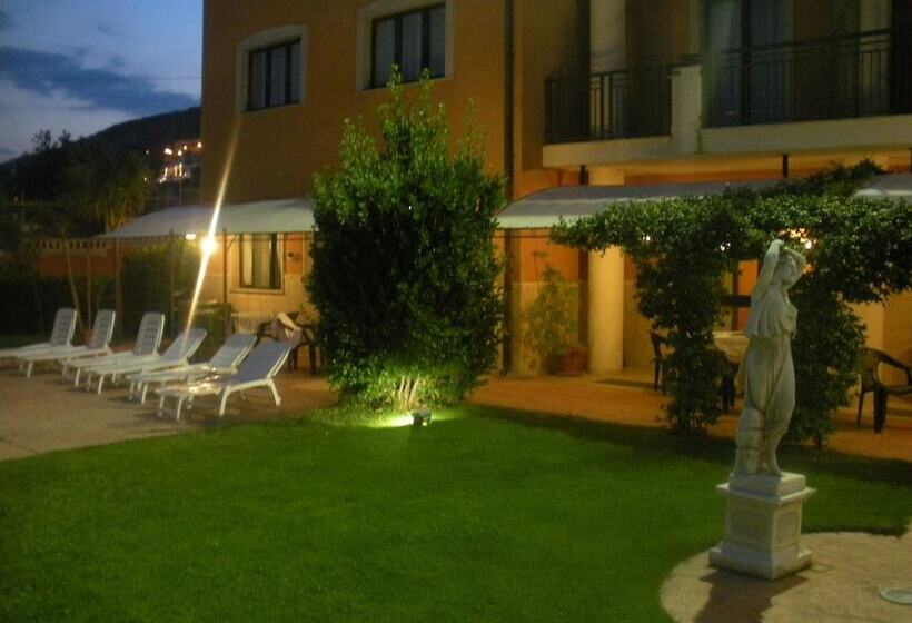 هتل Perla Del Gargano